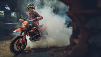 Moto - News: KTM: la promo "Interessi in fumo", e la 690 SMC R si fa più accessibile