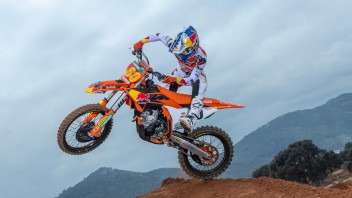 Moto - News: KTM 250 SX-F Adamo Edition 2025: la moto Campione del Mondo può essere vostra