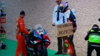 SBK: Toprak vince Gara 2 a Donington e prende in giro Ducati per la sella!