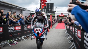 SBK: Non solo la sella: anche il manubrio della BMW di Toprak è stato alzato a Donington!