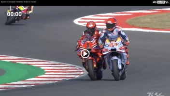 MotoGP: VIDEO - Bagnaia senza benzina, arriva un Taxi inatteso: Marc Marquez