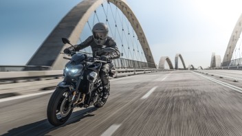 Moto - News: Kawasaki Z900 e Z900 SE 2025: la naked si fa tecnologica