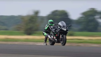 Moto - News: Guinness World Records: la follia di un record di "trascinamento" da moto