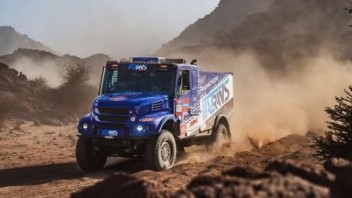 Dakar: Petrucci sfonda il parabrezza del camion e fa sesto