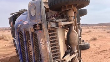 Dakar: Maledetta Dakar! Danilo Petrucci cappotta l’IVECO nella 5^ tappa