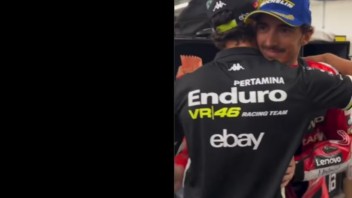 MotoGP: Scambio di coppe al box ed è subito siparietto tra Bagnaia e Morbidelli