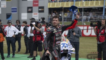 MotoGP: Bezzecchi: "Orgoglioso dei ragazzi in Aprilia, sto dando tutto per loro"