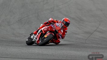 MotoGP: Marc Marquez fa bottino pieno ad Assen, 2° Bezzecchi, 3° Bagnaia. Alex fratturato