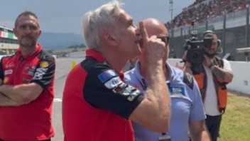 MotoGP: VIDEO - La tribuna del Mugello fischia Marquez e Tardozzi la zittisce!