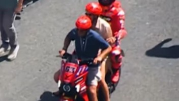 MotoGP: Marquez cade in qualifica e i genitori di Bagnaia lo riportano al box Ducati