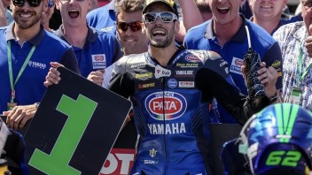 SBK: A Donington Manzi non si piega a Booth-Amos e da guerriero vince Gara1