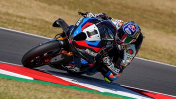 SBK: Toprak riporta in vetta la BMW: è pole a Donington davanti a Bulega e Alex Lowes