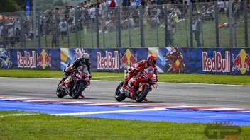 MotoGP: Duello stellare: Marc Marquez piega Bezzecchi a Misano, 3° Alex. Caduto Bagnaia