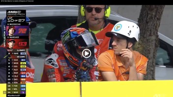 MotoGP: VIDEO - Bagnaia cade a Misano e guarda la gara con i Marshall