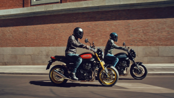 Moto - News: Kawasaki Z900RS 2026: il vintage, ora con un tocco di hi-tech