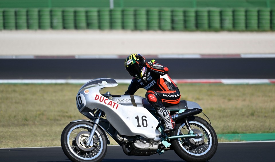 Moto - News: Troy Bayliss had the honour of bringing Paul Smart's Ducati 750 Imola Desmo to Misano