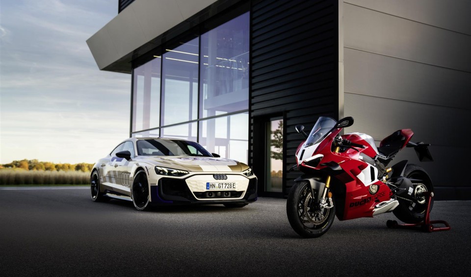 Auto - News: Nuova Audi e-tron GT prototipo e Ducati Panigale V4 R: emozioni ed eccellenza