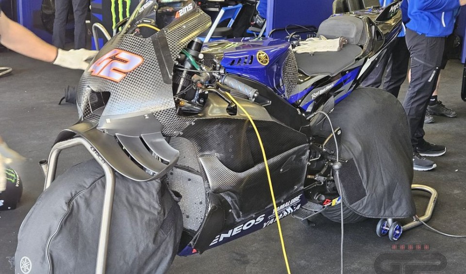 MotoGP: FOTO - Triplano e gradini: ecco la nuova carena Yamaha nei test di Jerez