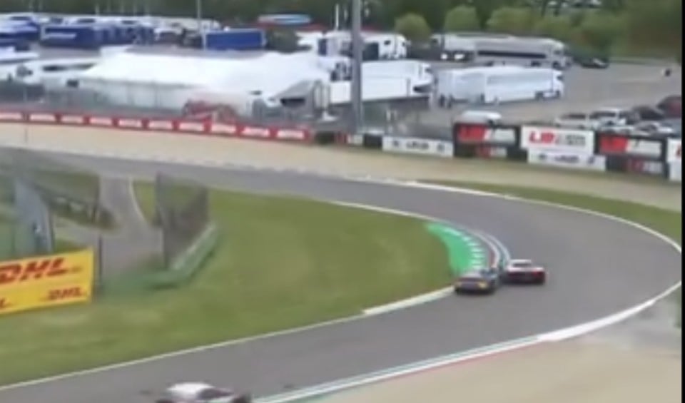 Auto - News: WEC: Rossi sperona la Ferrari di Mann ad Imola mandandola in testacoda