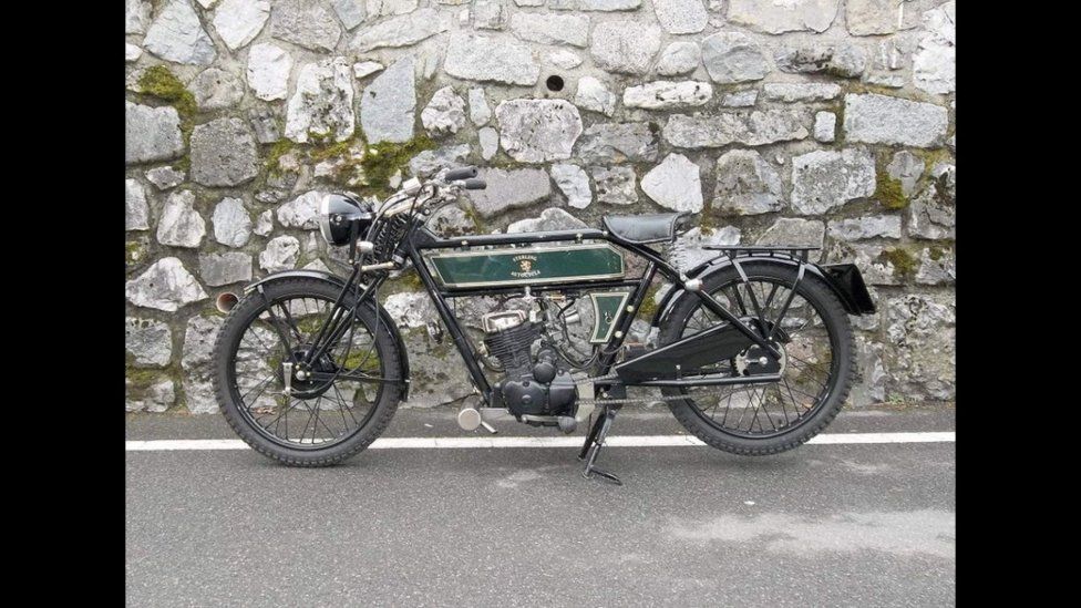 Moto - News: The Black Douglas Sterling: il ritorno delle sottocanna