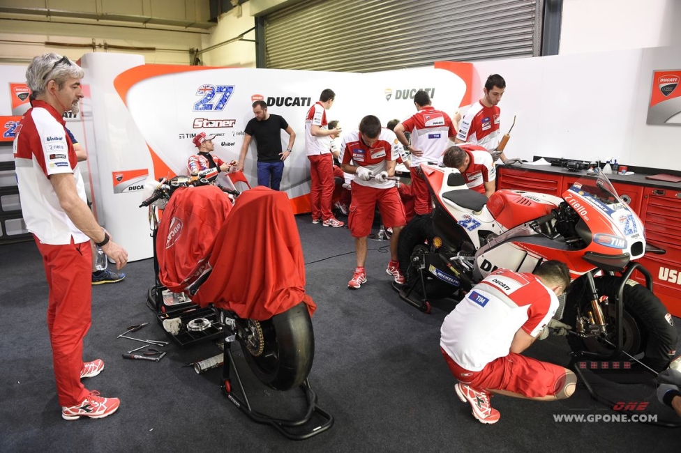 Stoner già in pista con la Ducati a Losail