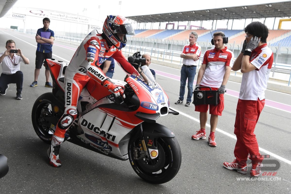 Stoner già in pista con la Ducati a Losail