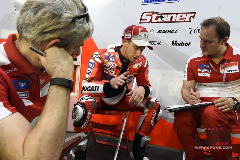 Stoner già in pista con la Ducati a Losail