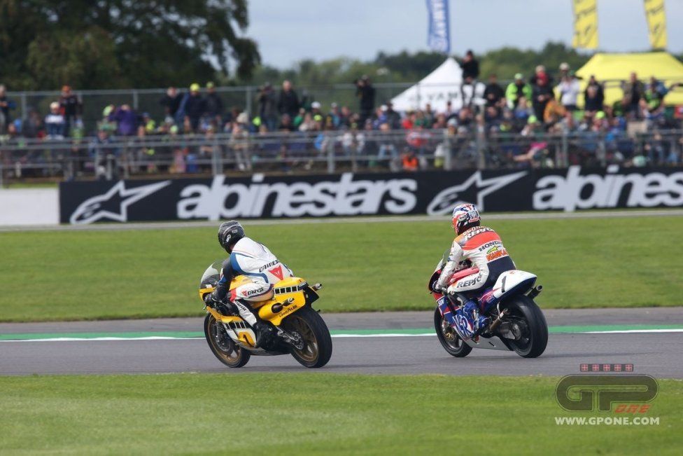 Campioni in pista in onore di Barry Sheene