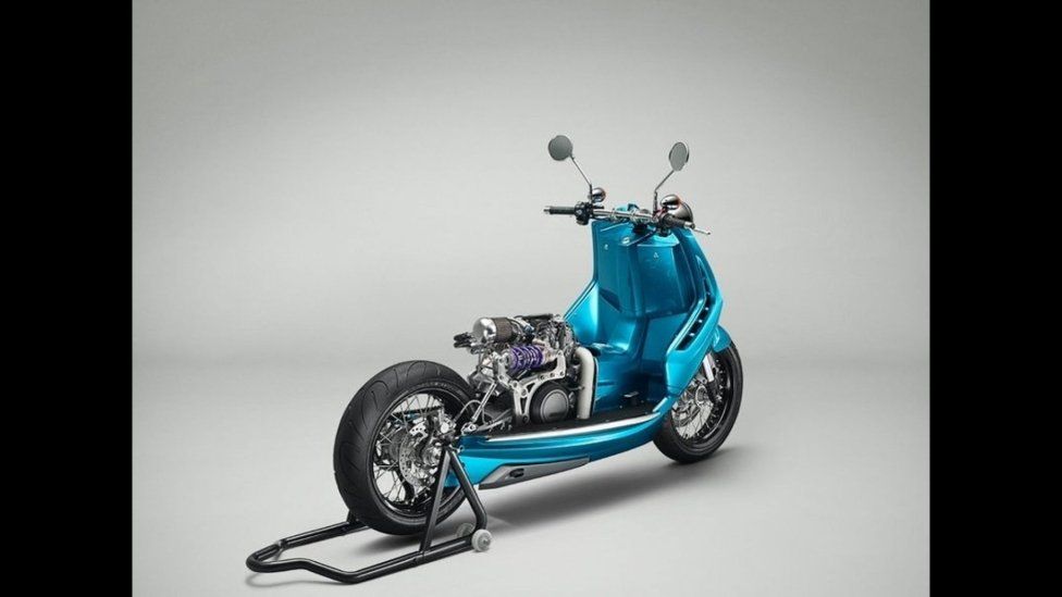 Moto - News: PiperMoto J Series: scooter classico con motore KTM 690