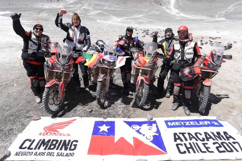 Moto - News: La Honda Africa Twin sulla vetta del vulcano più alto del mondo