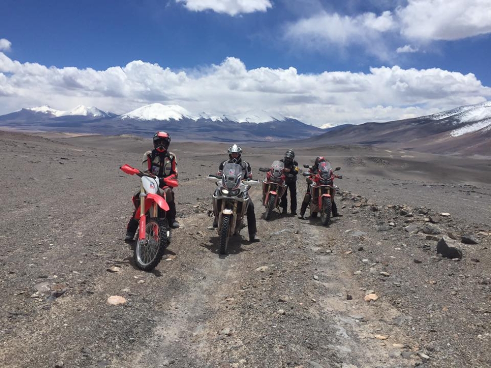 Moto - News: La Honda Africa Twin sulla vetta del vulcano più alto del mondo