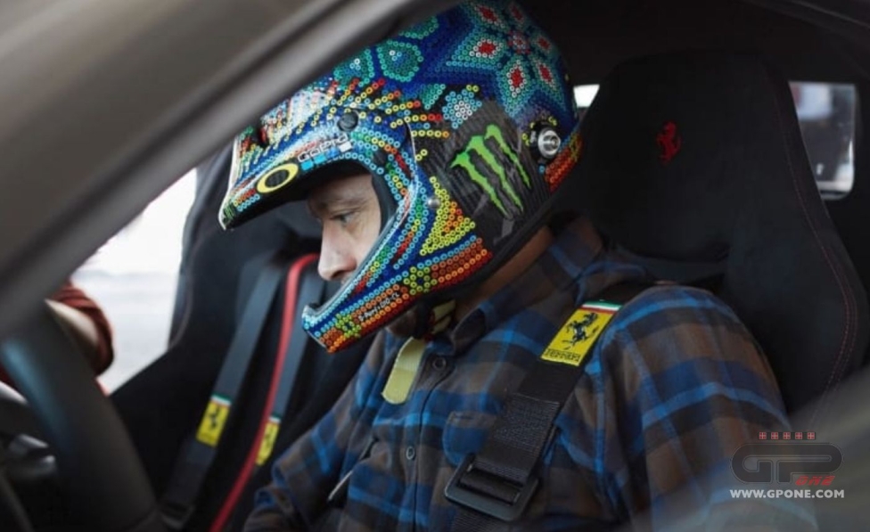 MotoGP: Valentino Rossi torna al volante della Ferrari