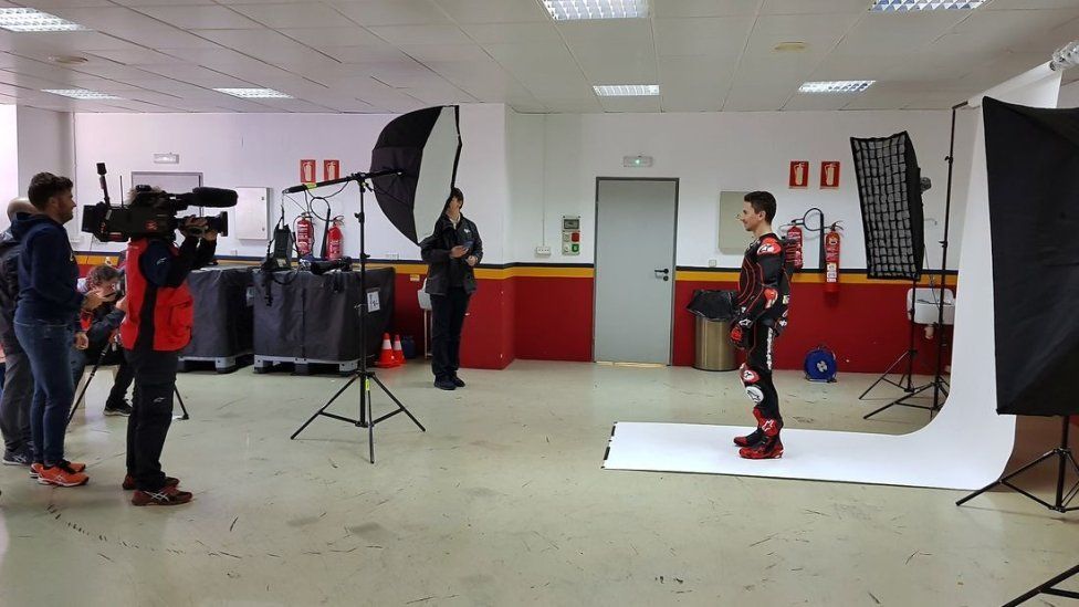 MotoGP: La prima volta di Lorenzo in Honda: le foto mai viste