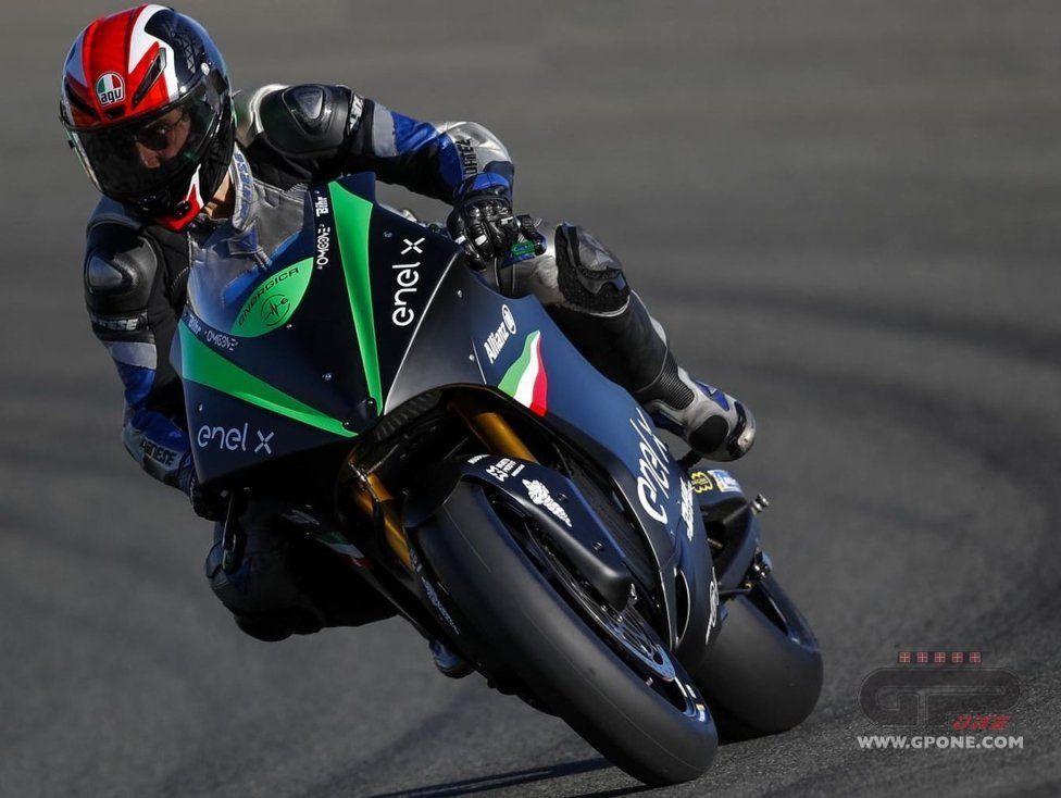 Moto - Test: PROVA Energica Ego Corsa: in pista col cuore elettrico