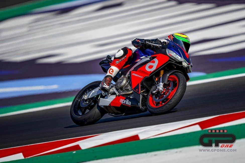Moto - News: I piloti Aprilia a Misano con la RS 660: "maneggevole e divertente"