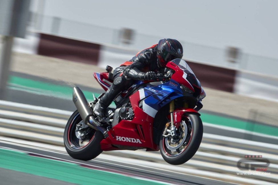 Moto - Test: Prova Honda CBR 1000 RR-R: una rivoluzione, mai stata così “cattiva”