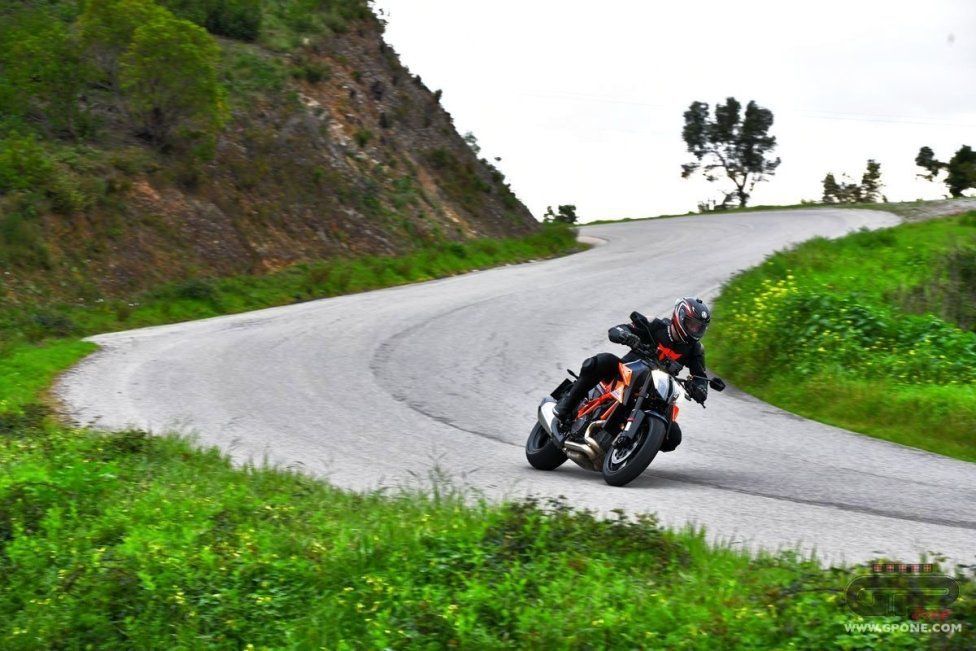 Moto - Test: PROVA KTM Super Duke 1290 R: Bestia nell'anima, ringhia ma non azzanna
