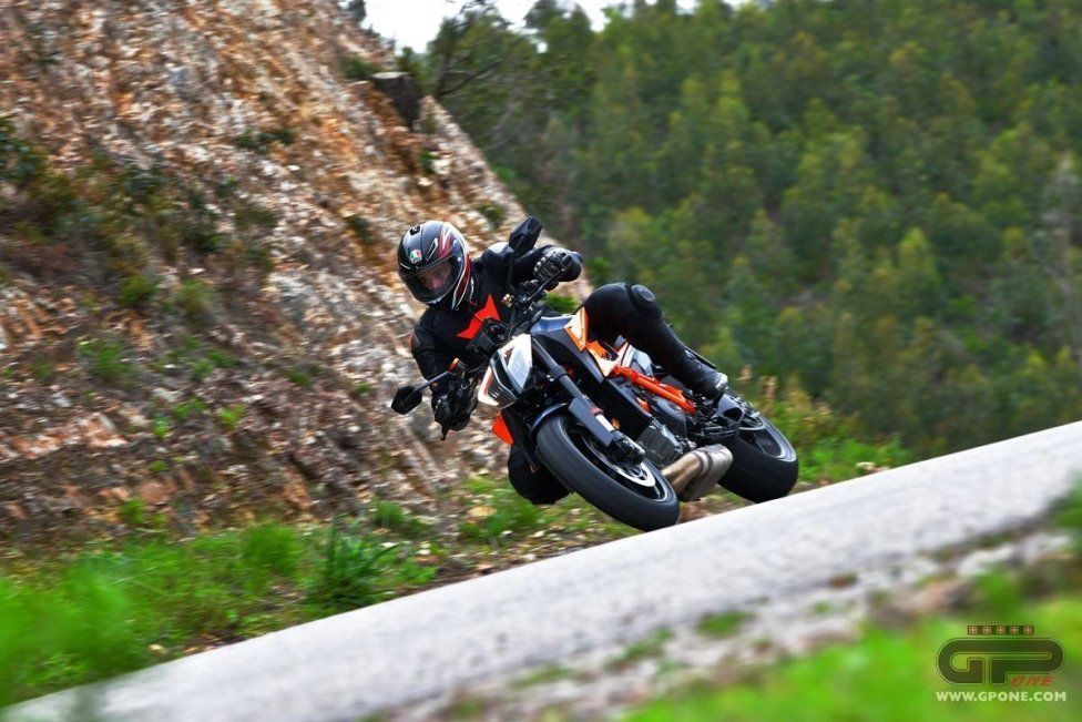 Moto - Test: PROVA KTM Super Duke 1290 R: Bestia nell'anima, ringhia ma non azzanna