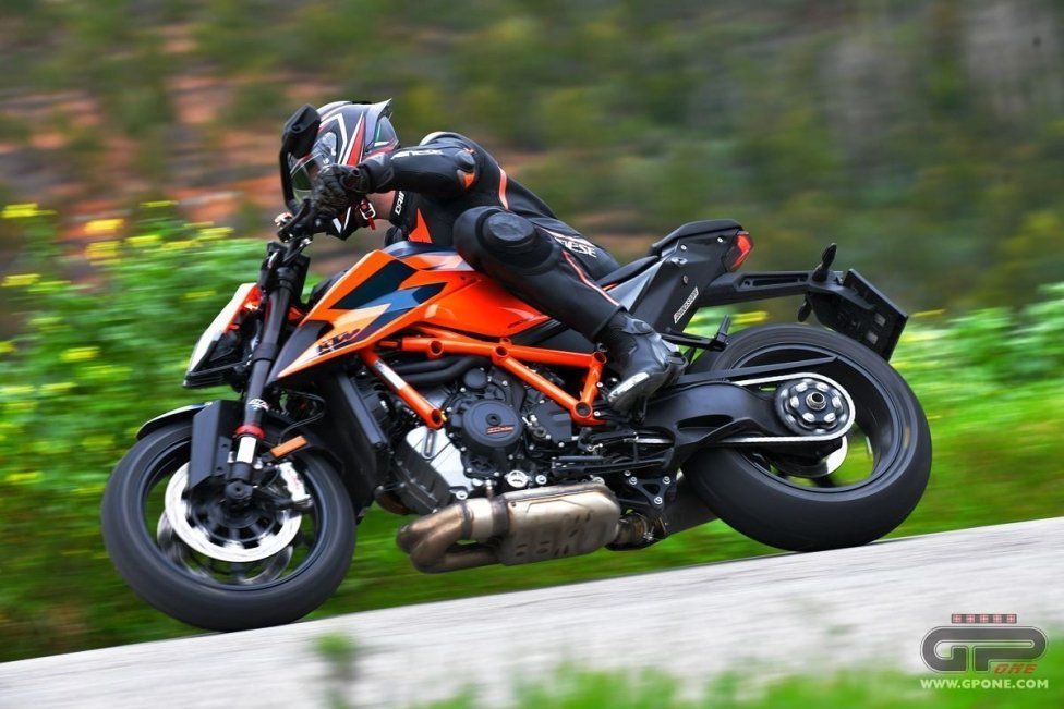 Moto - Test: PROVA KTM Super Duke 1290 R: Bestia nell'anima, ringhia ma non azzanna