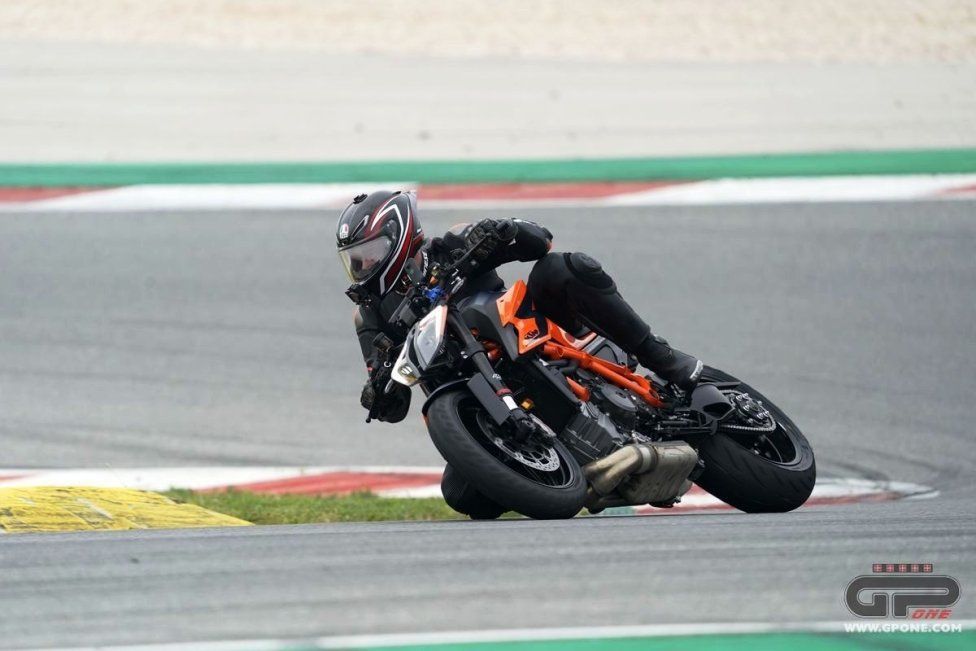 Moto - Test: PROVA KTM Super Duke 1290 R: Bestia nell'anima, ringhia ma non azzanna