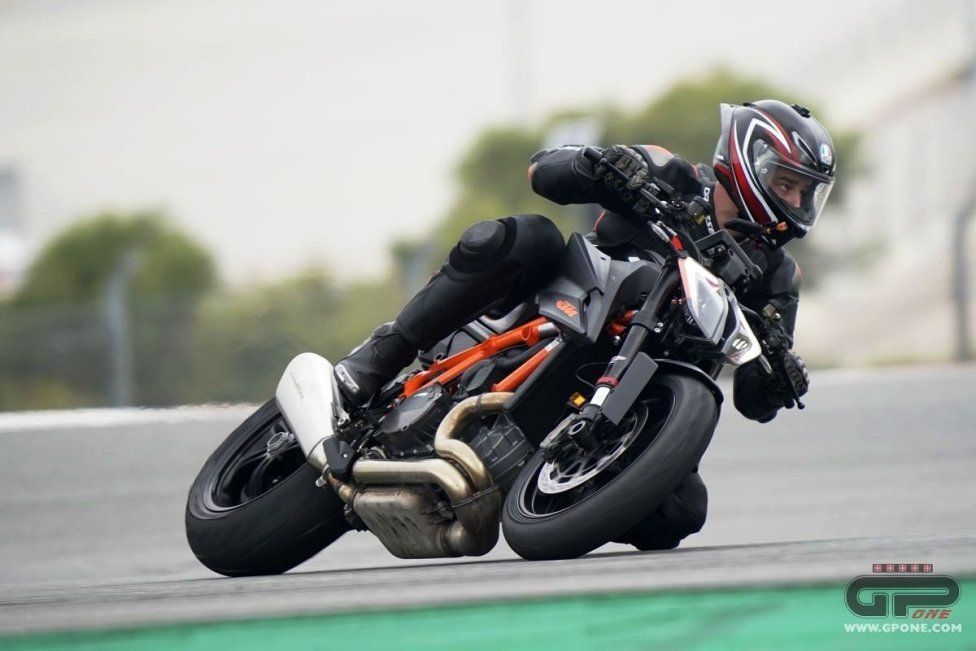 Moto - Test: PROVA KTM Super Duke 1290 R: Bestia nell'anima, ringhia ma non azzanna