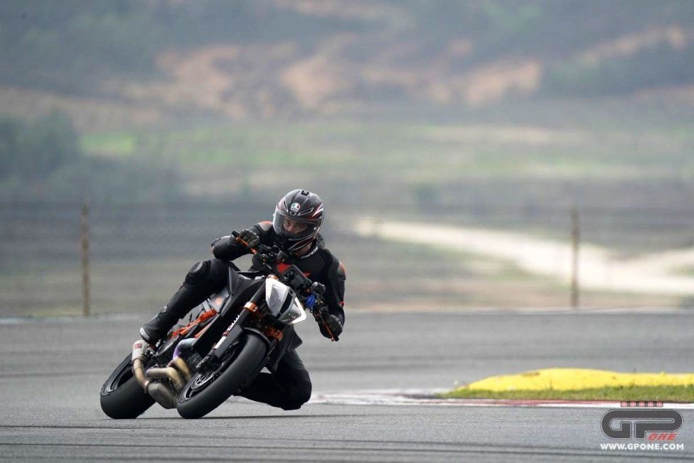 Moto - Test: PROVA KTM Super Duke 1290 R: Bestia nell'anima, ringhia ma non azzanna