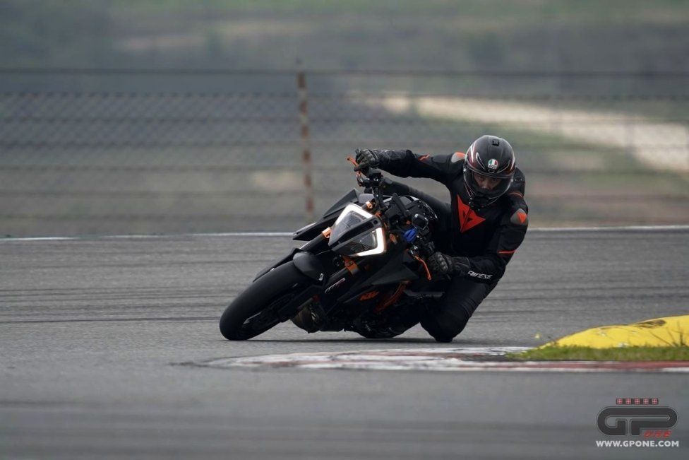 Moto - Test: PROVA KTM Super Duke 1290 R: Bestia nell'anima, ringhia ma non azzanna