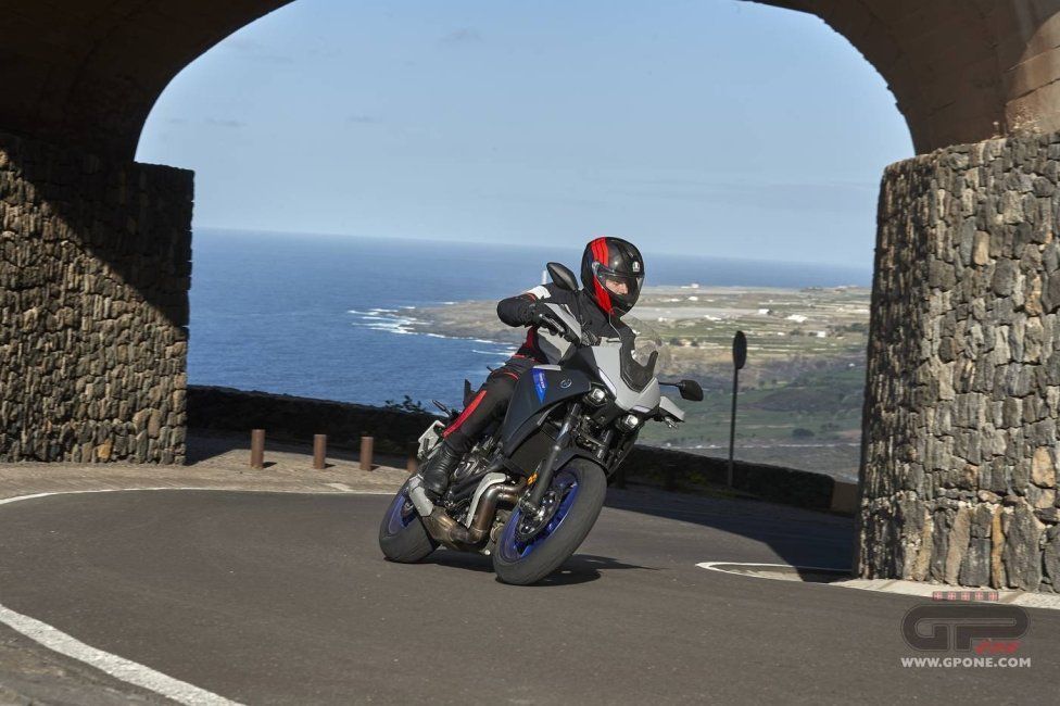 Moto - Test: Nuova Yamaha Tracer 700 2020, non solo “sguardo R1” ed Euro 5