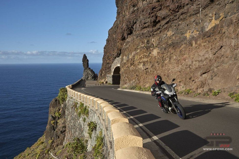 Moto - Test: Nuova Yamaha Tracer 700 2020, non solo “sguardo R1” ed Euro 5