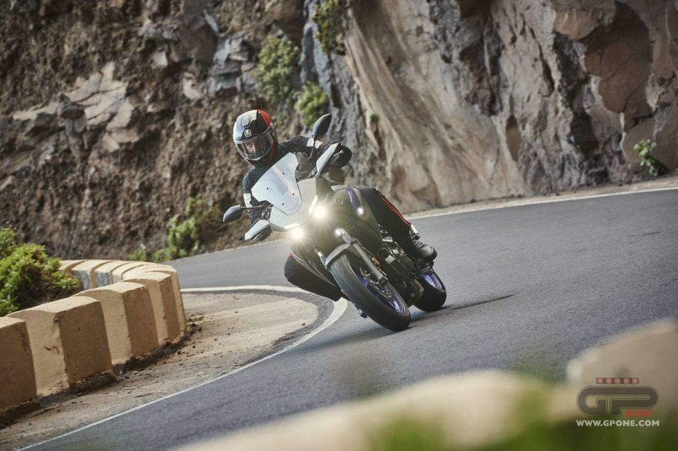 Moto - Test: Nuova Yamaha Tracer 700 2020, non solo “sguardo R1” ed Euro 5