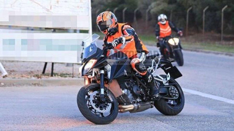 Moto - News: KTM 1290 Super Duke GT 2021: la sport-tourer austriaca in fase test