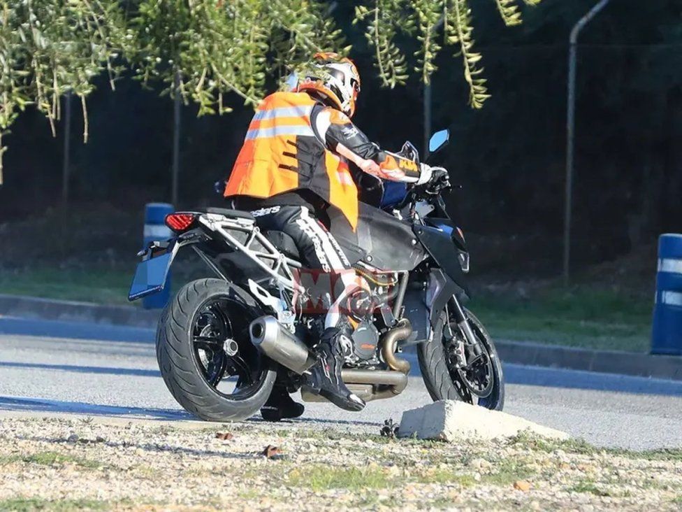 Moto - News: KTM 1290 Super Duke GT 2021: la sport-tourer austriaca in fase test