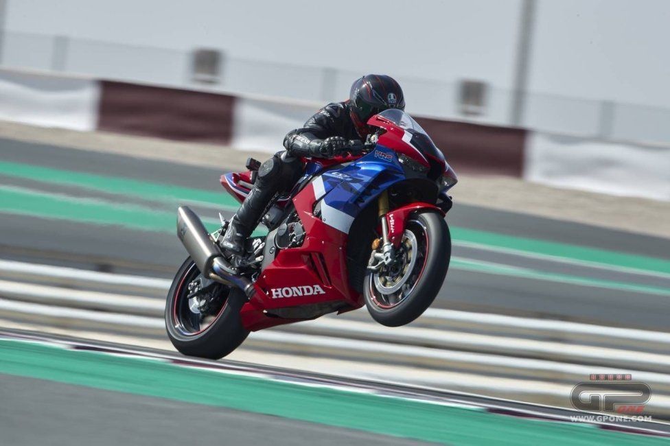 Moto - Test: Honda CBR 1000 RR-R contro Ducati Panigale V4 2020: sfida tra regine