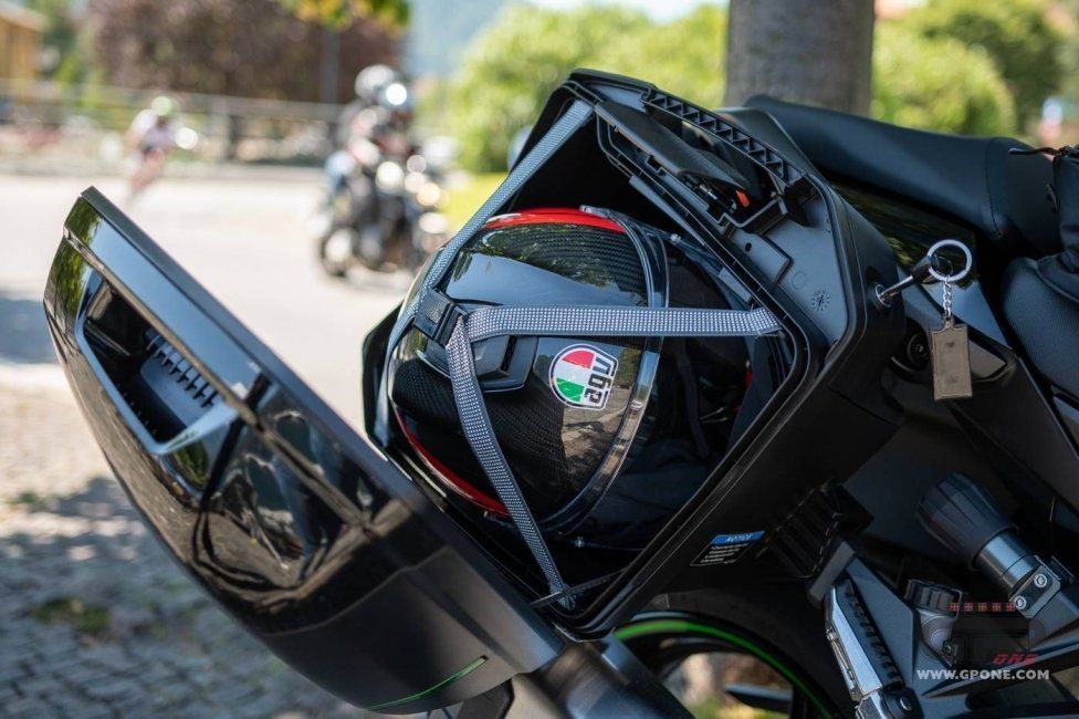 Moto - Test: Prova Kawasaki Ninja 1000SX 2020: sport touring dalla Z alla Ninja